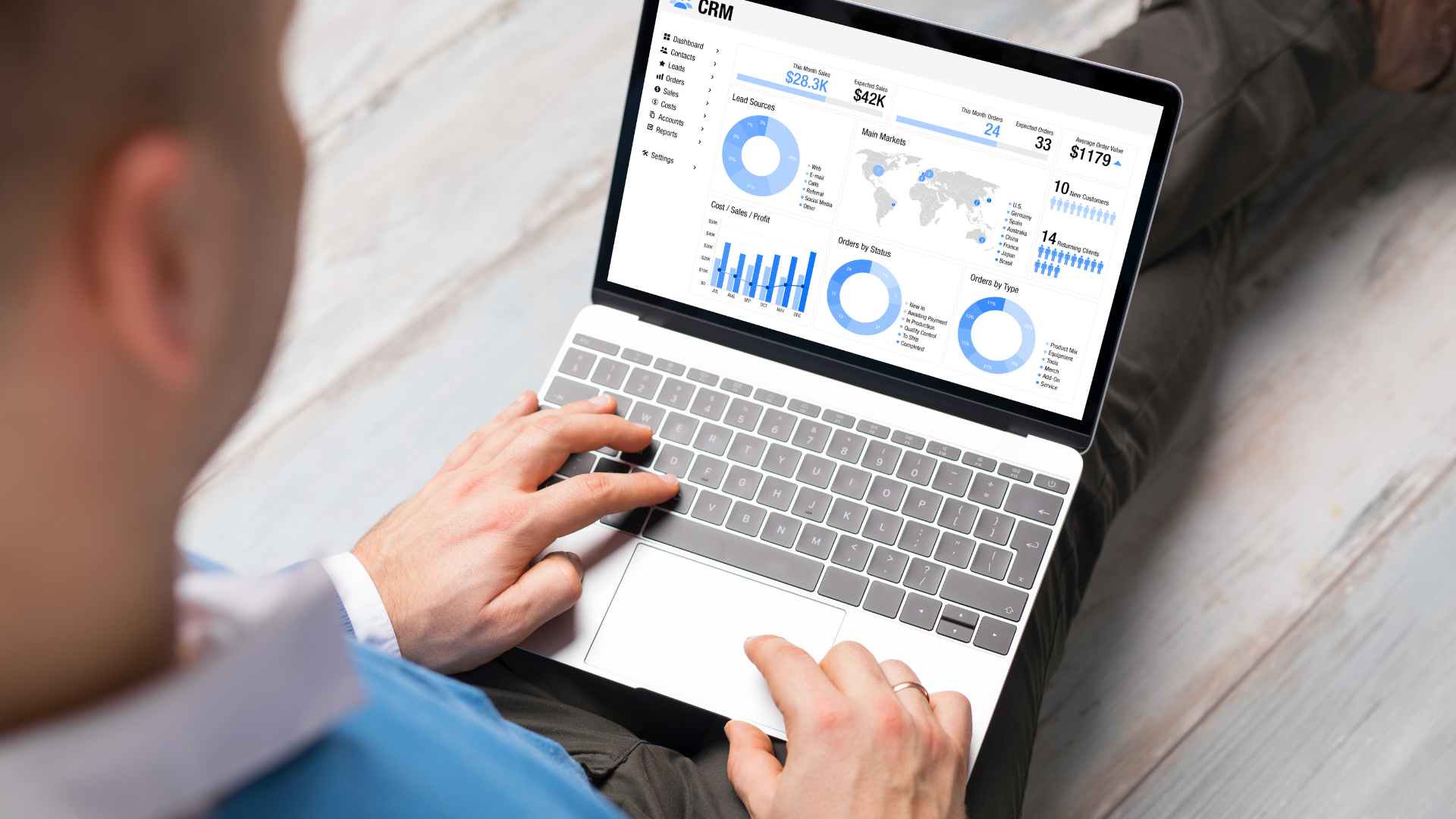 Automação e CRM com visual de neons e dados