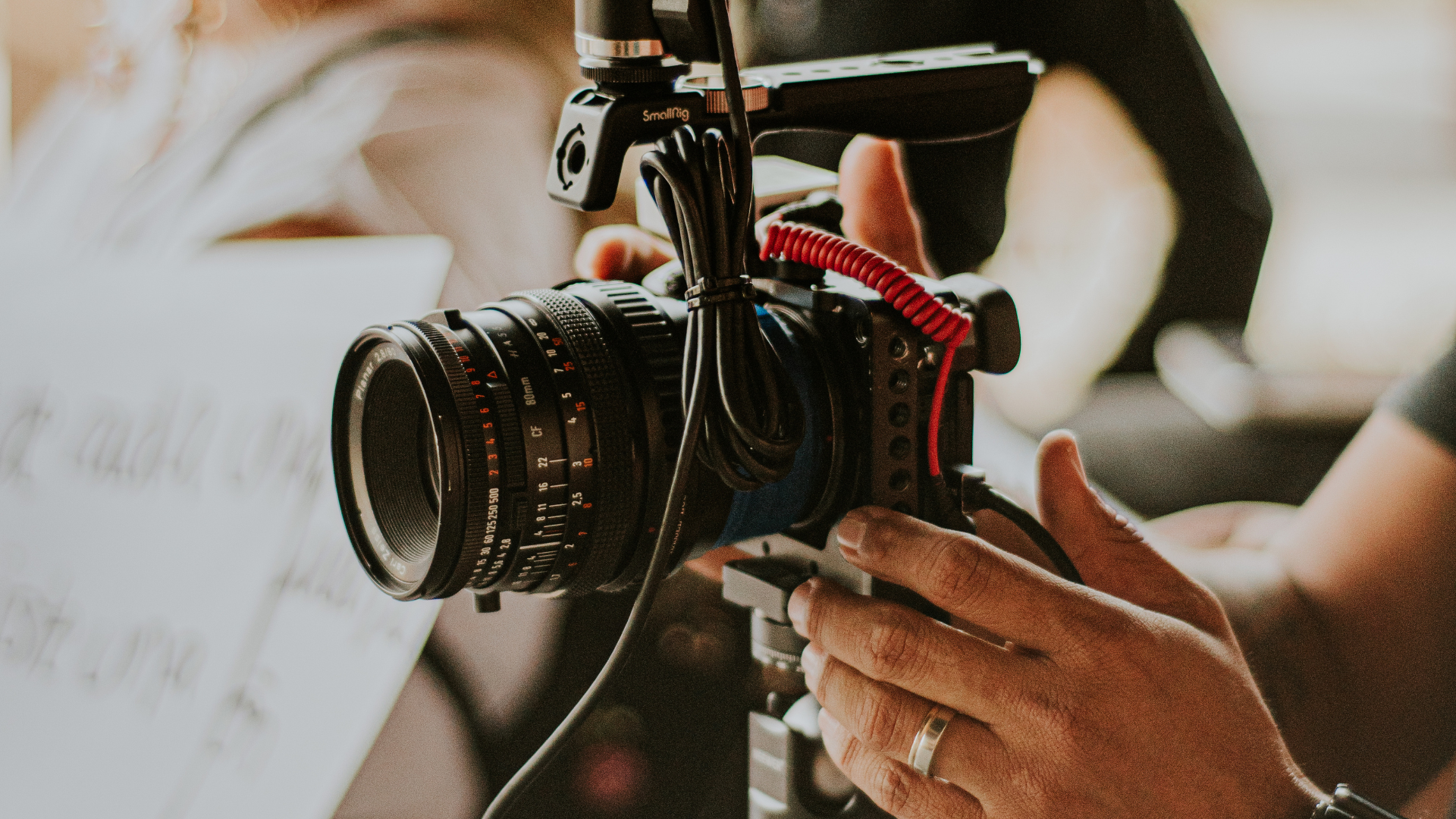 Vídeo maker com câmeras e timeline de edição